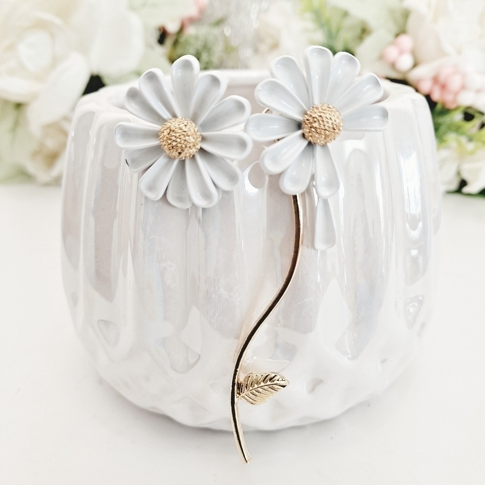 Asymmetrical Gold Daisy White  Earrings Flower Dangle Gold Tone Fairy Coquette